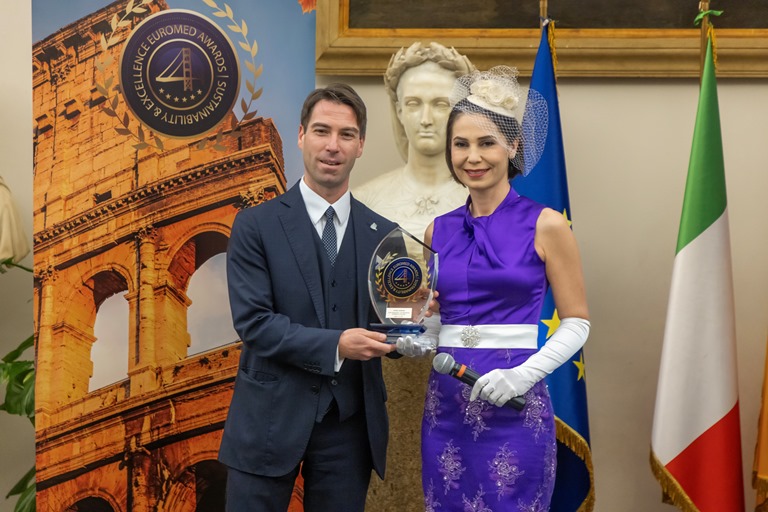 Fatma Dursun talyann Bakenti Romada Yaplan Avrupa-Akdeniz Mükemmeliyet Ödüllerinde Salk Turizmi Baar ÖdülüNe Layk Görüldü 